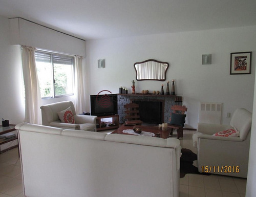 Casa En Rincón Del Indio, A 3 Cuadras Del Mar- Ref: 3115