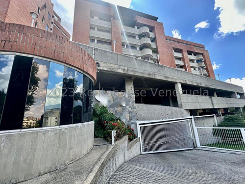 Alquiler De Apartamento De Piso Medio En Colinas De Bello Monte Con 2 Puestos De Estacionamiento