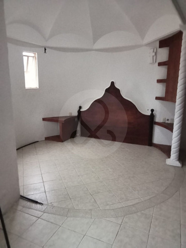 Amplia Casa De 270m2 | 4 Recámaras | 4 Baños | 3 Estacionamientos | Col. Aurora