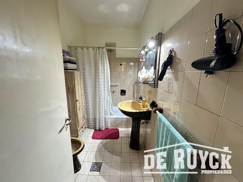 Casa Con Quincho En Barrio San Emilio