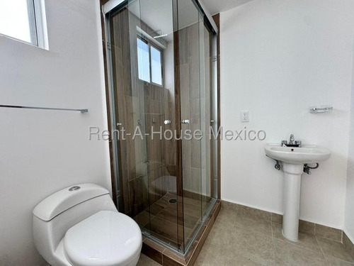 Renta - El Refugio. Penthouse Amueblado, Cuarto De Servicio, Roof, 3 Recámaras
