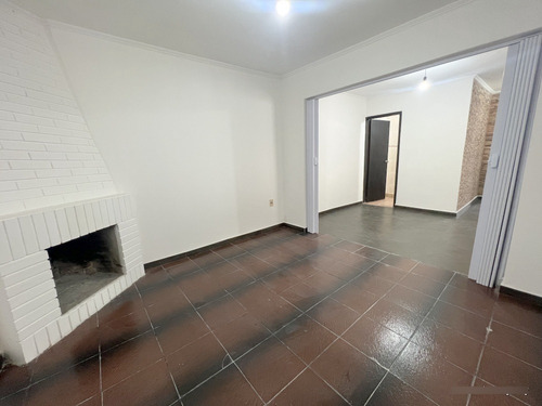 Alquiler De Hermosa Casa, Totalmente Reciclada, Piedras Blancas, 2 Dormitorios, Cochera, Baño, 2 Patios, Sin Gastos Comunes, Muy Segura!!