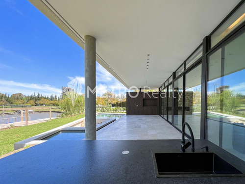 Casa En Venta Con 4 Suites Y Amarra En El Yacht, Nordelta