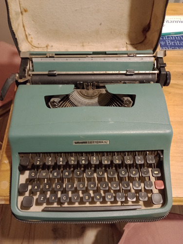 Máquina De Escribir Olivetti Lettera Funcionando Con Estuche