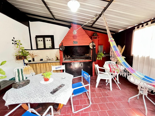 Venta De Casa En Flores. Ideal Para 2 Familias.