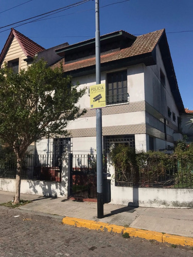 Excelente Casa Sobre Lote Propio En Exclusivo Barrio.