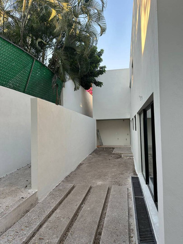 Casa Moderna En Venta En Jacarandas, Cuernavaca De 322 M²