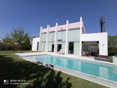 Casa En Venta En Barrio Cerrado Santa Ana Moreno
