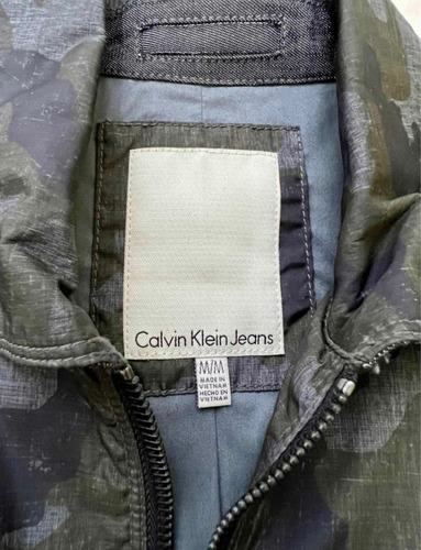Calvin Klein Chamarra Camuflaje Camo Original En Talla M (Usado)