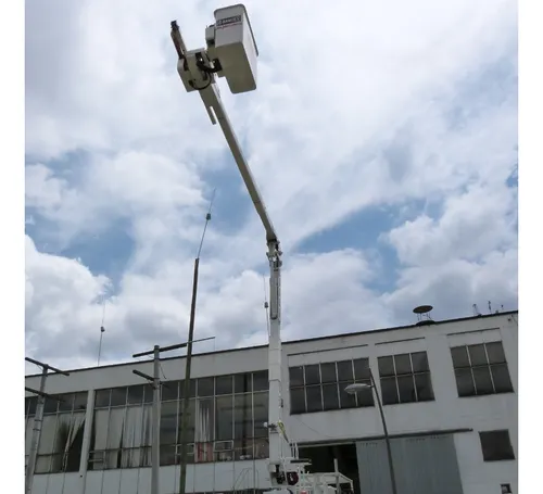 Grua Tipo Canasta Aislada