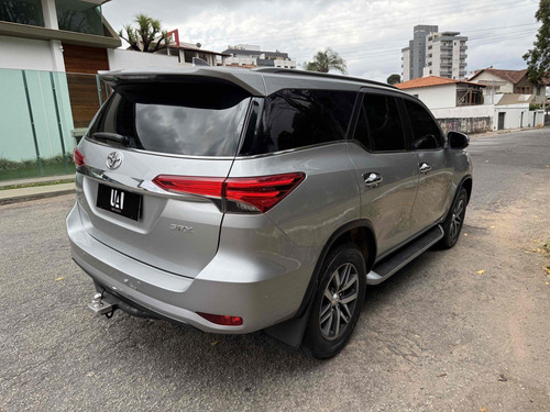 Toyota Hilux SW4 2.8 SRX 4X4 7 LUGARES 16V TURBO INTERCOOLER DIESEL 4P AUTOMÁTICO