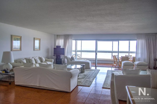 Apartamento En Venta En Zona Privilegiada