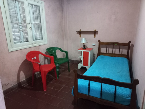 Casa 3 Ambientes Con Garaje Y Parque, A Reciclar Parcialmente, En Barrio Santa Monica