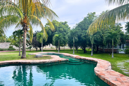 Terreno De 2,204 M² En Chiconcuac, Xochitepec, Morelos | Con Alberca Y Explanada Para Eventos