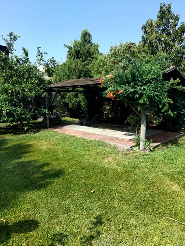 Vendo Chalet Sobre 2 Lotes En Barrio Colinas Verdes - Amplio Parque - Piscina - Quincho