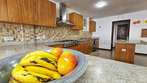 Casa En Venta En La Trinidad Remodelada En Calle Cerrada 25-5053 Jc