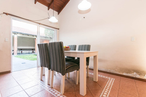 Chalet 2 Plantas Con Jardin Y Quincho