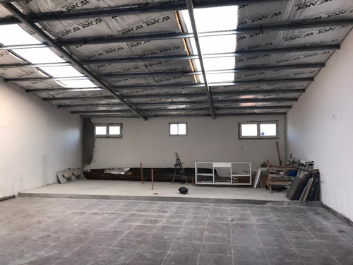 Imagen 4 de 8 de Galpon En Dos Plantas Con 400m2