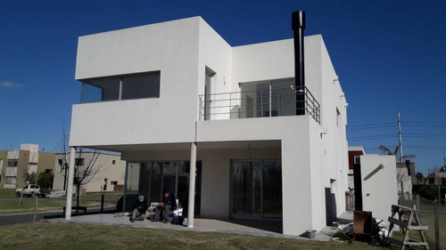 Imagen 2 de 14 de Casa En Venta ; Excelente Diseño Moderno, Desarrollada En Dos Planta Sobre Lote En Esquina