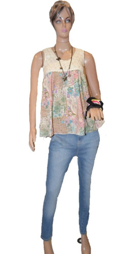 47 Street Blusa Estampada Con Puntilla Cruda Modelo Sabri