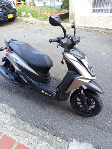 Hermosa Moto Como Nueva , Con Accesorios Incluidos