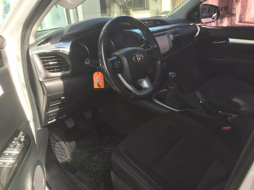 Imagen 11 de 24 de Toyota Hilux 2.8 Cd Srv 177cv 4x4 Mt2017