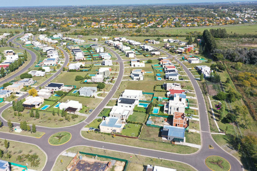 Llote En Venta En Barrio Santa Elena Pilar Del Este, Interno Con Fondo Verde