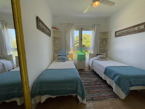Venta De Casa Amplia De Construcción Sólida Sobre Primera Fila De Mar En La Juanita, José Ignacio - Ref : Eqp5565