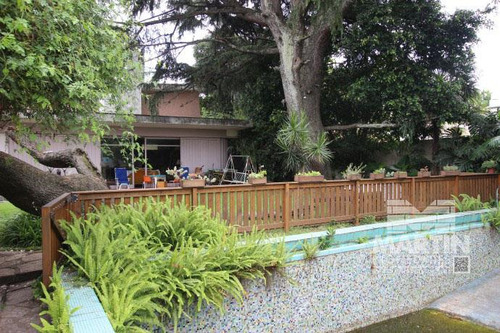 Casa Sobre Lote De 838 M2, Con Gran Parque Y Pileta - La Lucila, Excelente Ubicación