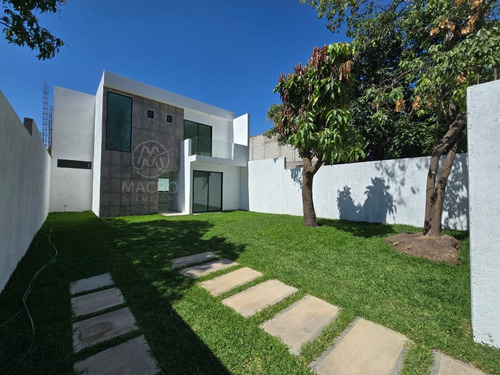Casa En Venta En Col. Plan De Ayala Con Jardín Apta A Créditos