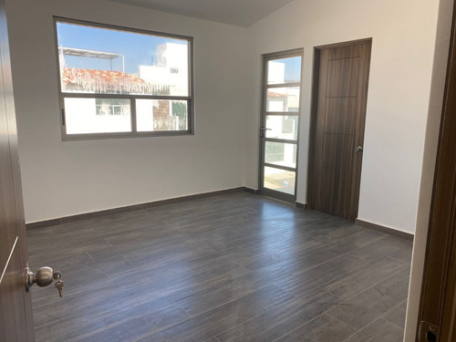 Renta De Casa Semi-nueva En Toluca - Cacalomacan Casa Hermosa , En El Primer Cuadro De La Zona Residencial Campestre De Cacalomacan El Mas Exclusivo A 20 Min Del Centro De Toluca.