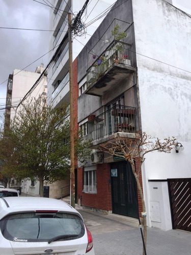 Venta De Departamento En Calle 5 E 59 Y 60. Dos Dormitorios. Ambientes Amplios. Baño + Toilette. Garage. 