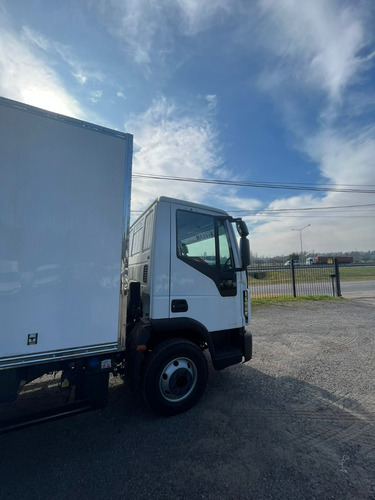 Iveco Tector 110.190 + Caja Paquetera De Fibra 5 Mts.