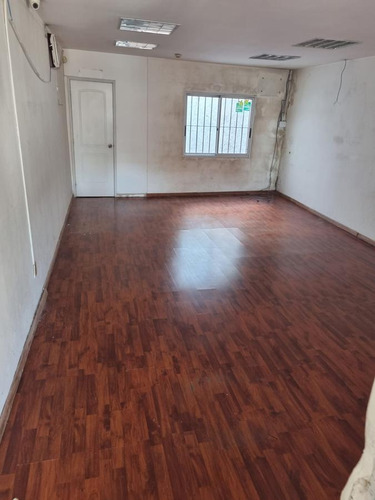 Imagen 11 de 19 de Local -18 De Julio Entre Roxlo Y Minas , 5,5 Mts De Frente , 275 M2 !!