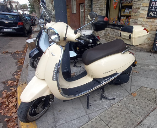 Imagen 2 de 9 de Scooter Beta Tempo 150 Baul Y Soporte Parabrisas