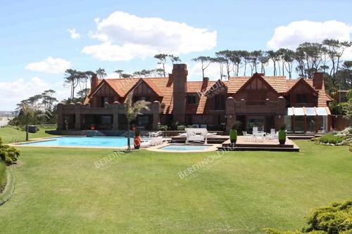 Exclusiva Mansión Frente Al Mar En Punta Del Este