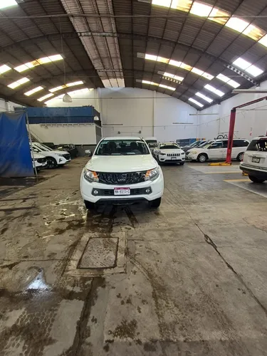 Mitsubishi L200 2.4 Cabina Doble 4x2 Mt