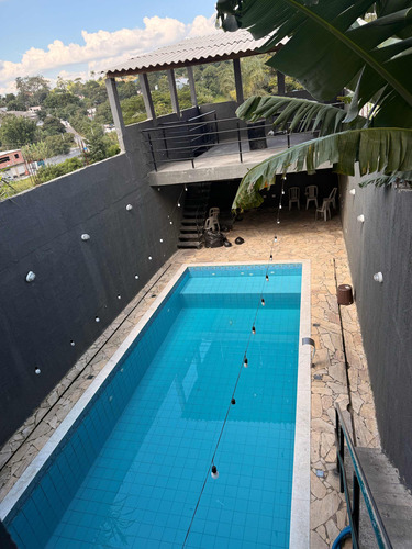 Salão De Festa Com Piscina E 3 Kitnet