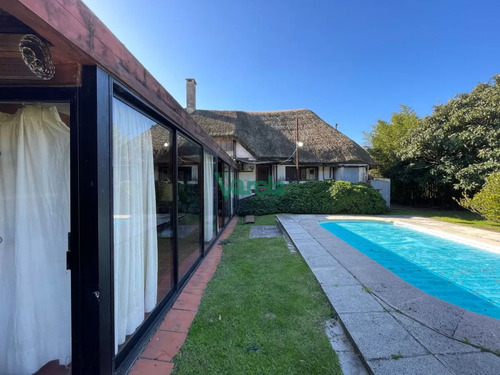 Casa De 4 Dormitorios Y 3 Baños Con Piscina En La Floresta