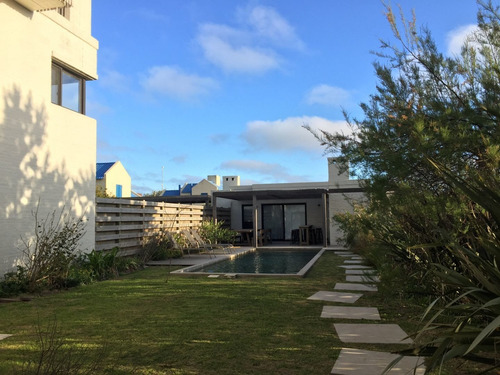 Casa En Venta De 3 Dormitorios En José Ignacio