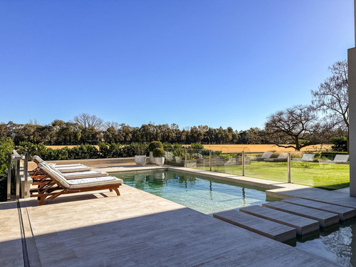 Casa En Centauros Con Doble Lote Y Vista Al Polo.