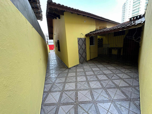 Casa 2 Quarto 1 Suite  Garagem 3 Carros  100 Metro Da Praia