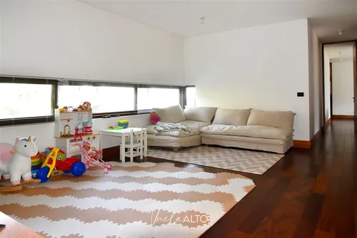 Departamento En Venta De 4 Dorm. En Lo Barnechea / 3 Estac.