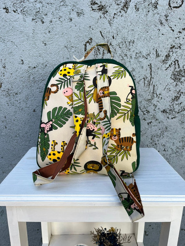 Mochila Infantil Reforzada 30cm Con Bolsillo Interno Verde Oscuro Animales Selva
