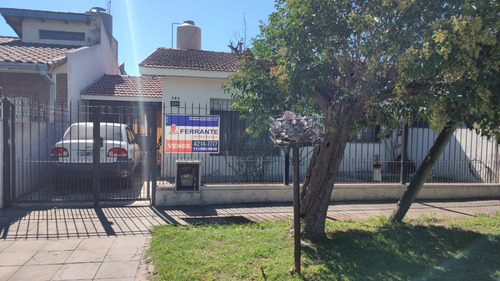  Venta De Casa En Burzaco : Con Amplio Lote Y Piscina