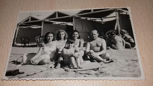 Antigua Foto Mar Del Plata Familia Bañistas Sombrillas