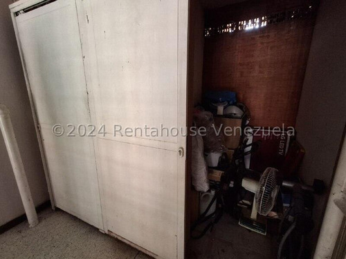 Apartamento Ubicado En Zona Central De La Ciudad De Maracay 24-29044 Irrr