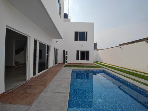Casa En Venta De 2 Niveles En Col. Empleado Postal Con Alberca Apta A Créditos