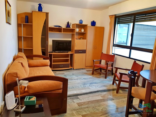 Vendo Apartamento 1 Dormitorio Con Servicios, A Metros De Los Dedos Y Peninsula, Punta Del Este