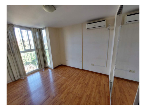 Imagen 3 de 8 de Departamento De 2 Dormitorios Con Cochera En Venta En Barrio Pueyrredón.